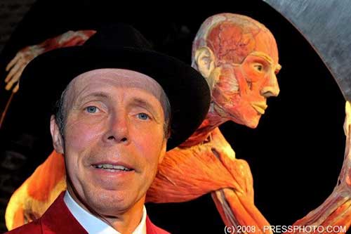 gunther von hagens with plastinated figure