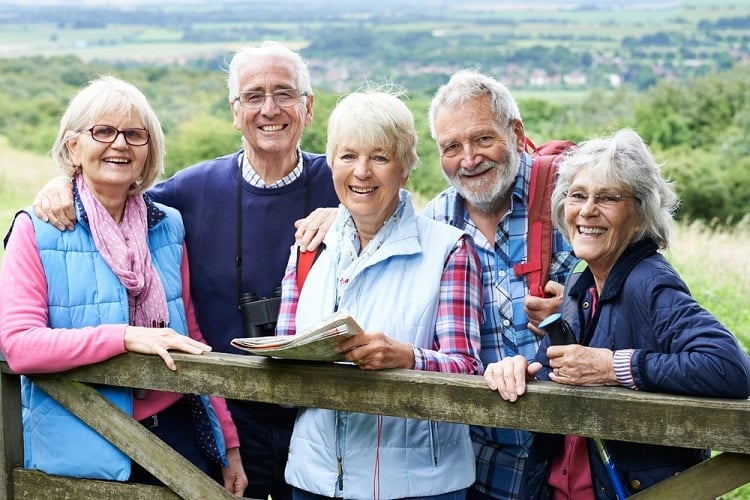 https://www.sunlife.co.uk/siteassets/images/articles/article-your-life/friendship-sites-and-groups/elderly-friends-together-on-hike-smaller.jpg