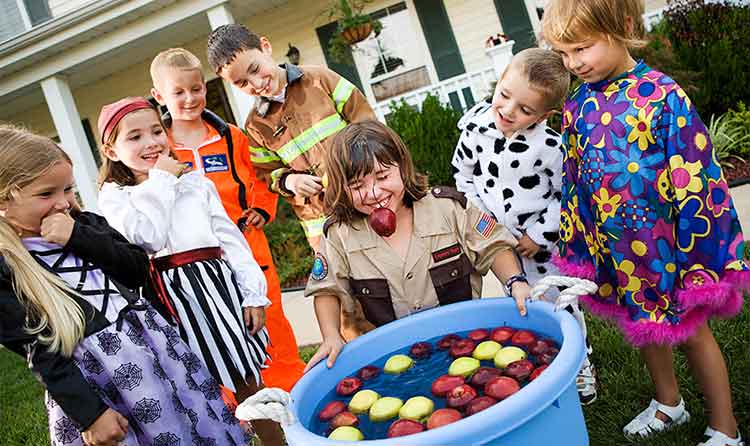 children apple bobbing