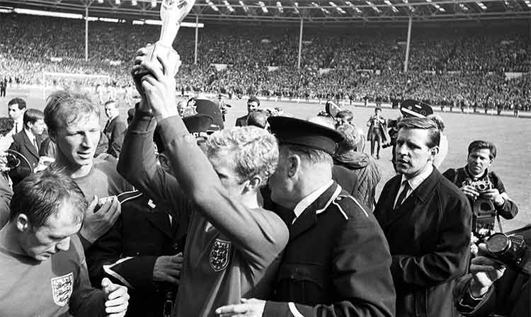 Bobby Moore holding the 1966 World Cup trophy