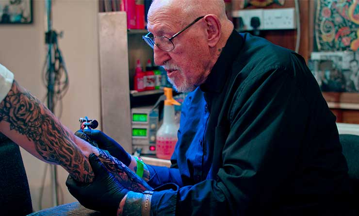 doc tattooing a customer